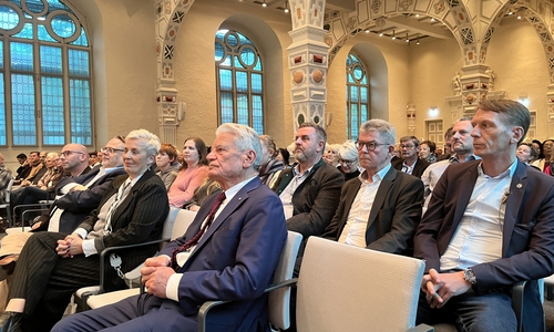 Altbundespräsident Joachim Gauck stellte in Helmstedt sein neues Buch vor. Die Aula des Juleums war voll besetzt.