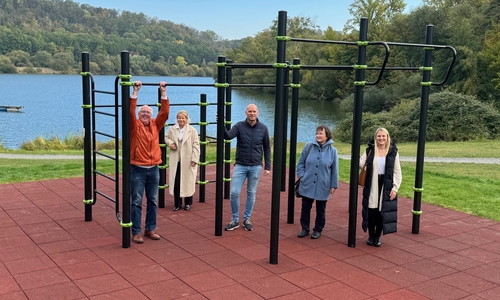 Oberbürgermeisterin Urte Schwerdtner (2.v.l.) freut sich mit den Rastmitgliedern Holger Plaschke, Martin Mahnkopf und Sabine Seifarth sowie Fachdienstleiterin Bildung und Soziales Mara-Lena Macke (v.l.n.r.) über die neue Calisthenics-Anlage am Vienenburger See.