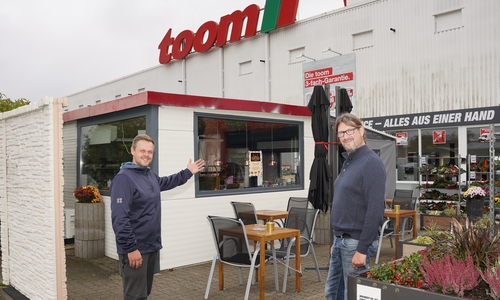 Inhaber Florian Westphal (links) und Mitarbeiter Stephan Kronke haben schon viel Arbeit in den neuen Imbiss investiert.