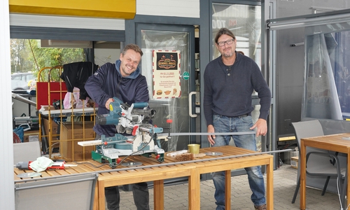 Inhaber Florian Westphal (links) und sein bester Freund Stephan Kronke legen nochmal Hand an, damit es am 1. November losgehen kann.