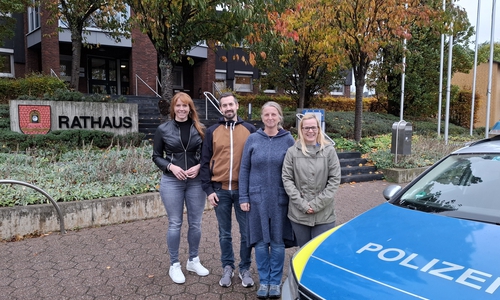 Bürgermeisterin Maren Kleinschmidt, Dennis Bablich, Sabine Titze, Juliane Holzhauer (Leiterin der Polizei Vechelde) (v. li.).