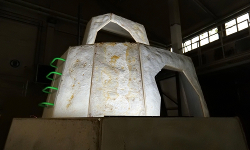 Die einzelnen Myzelwerkstoff-Platten wurden für das Bühnenbild zu einer Berglandschaft zusammengefügt.