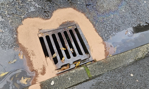 Das Öl drohte in den Gully zu fließen.