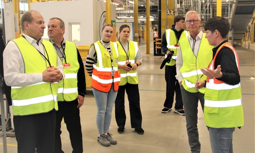 Landrat Gerhard Radeck zeigt sich bei einer Führung durch die Halle von der Leistungsfähigkeit des Logistikzentrums beeindruckt.