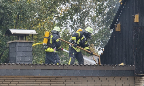 Bei dem Gebäudebrand in Triangel hatten es die Einsatzkräfte offenbar auch mit Asbest zu tun. 