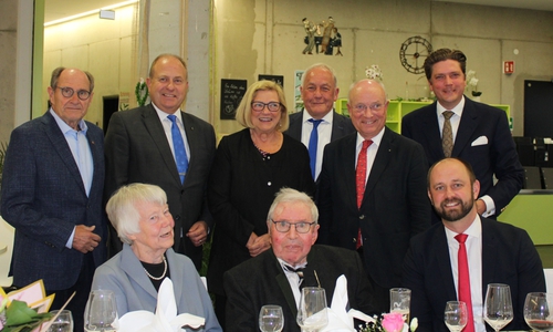 Ehrung für Klaus-Christian Cornelius (vorne Mitte) im festlichen Rahmen. Zu den Gratulanten zählten: 1. stellvertretender Vorsitzender Rolf-Dieter Backhauß, Landrat Gerhard Radeck, Schriftführerin Waltraud Rybotycky, Landesarchäologe Dr. Henning Haßmann, 1. Vorsitzender Dr. Wolf- Michael-Schmid, Kassenwart Timm-Jonas Behn )hinten v. li.), Bürgermeister Malte Schneider (vorne.re.) und Christel Cornelius.