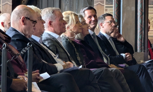 Der Niedersächsische Minister für Wissenschaft und Kultur, Falko Mohrs (v. re.), und der Niedersächsische Ministerpräsident Olaf Lies verfolgen zusammen mit Katharina Fritsch und Oberbürgermeisterin Urte Schwerdtner und ihrem Ehemann, Wolfgang Schwerdtner, sowie Mitgliedern der Fachjury des Kaiserrings die Laudatio.