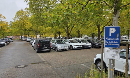 Unter anderem auf dem Mensaparkplatz wird das Parken bald überwacht. Archivbild