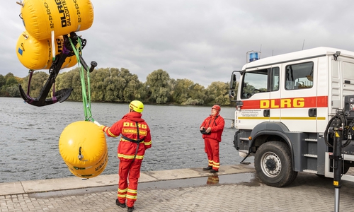 Der Anker wurde samt Hebesäcken mit dem Kran auf das Wasser gehoben.