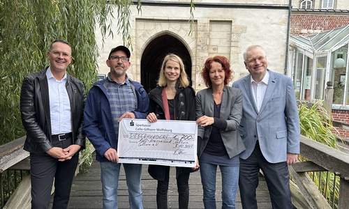 Eike Fromhage (Sparkasse Celle-Gifhorn-Wolfsburg), Jörg Müller (Sucht- und Drogenberatung Gifhorn), Rebecca Pohlmann (AWO-Selbsthilfe-Kontaktstelle), Anja Lenz-Rosenthal (Bündnis gegen Depression) und Rolf Amelsberg (Kreisrat und Schirmherr des Bündnisses gegen Depression) bei der Spendenübergabe (v. li.). 