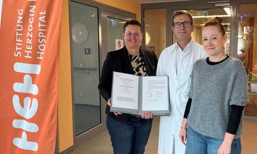 (v.l.n.r.): Monika Skiba (Geschäftsführende Vorständin), PD Dr. med. habil. Hinrich Köhler (Chefarzt Chirurgische Klinik und PJ-Koordinator), Franziska Nieter (Ansprechpartnerin für PJ-Studierende).