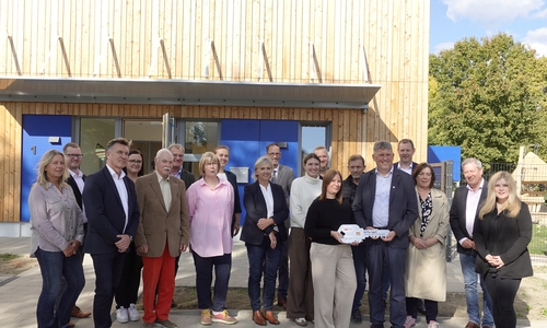 Vertreter:innen der Lebenshilfe-Peine-Burgdorf, von Stadt und Landkreis Peine, sowie Bauunternehmen mbn und Architekturbüro Carsten Grobe/Passivhaus kamen zur Schlüsselübergabe der Kita Igel.