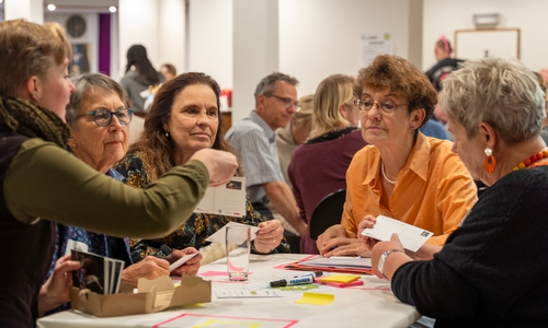 Netzwerkgespräch an einem Thementisch beim Heimspiel: Kultur 2025.