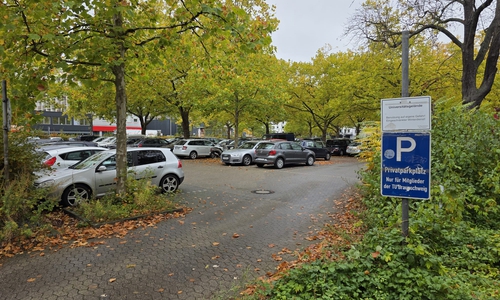 Der Mensaparkplatz in der Katahrinenstraße ist nur für TU-Mitglieder gedacht. Das soll durch die Einführung von Gebühren umgesetzt werden.