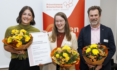 Die Preisträgerinnen und Preisträger (v.l.n.r.): die beiden Koordinatorinnen Antonia Marienfeld und Stefanie Kuper sowie Michael Bahn für den Träger Diakonische Gesellschaft Wohnen und Leben.