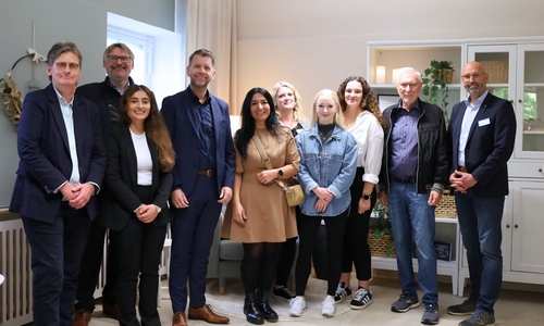 Pflegedirektorin Christiane Bitter, Dr. Frank Fabian, Vorsitzender der Bürgerstiftung Wolfsburg, Oberbürgermeister Dennis Weilmann, Lehrkraft Janine Haase (sechste von links), Dr. Arved Heinz, Vorsitzender des Fördervereins des Klinikum Wolfsburg, Klinikdirektor André Koch sowie die Schülerinnen (v. l.) Dilma Kafi, Hilal Aydogmus, Svea Klangos und Asia Calo freuen sich über den gelungenen Abschluss des Projekts zur Neugestaltung des Abschiedsraums.