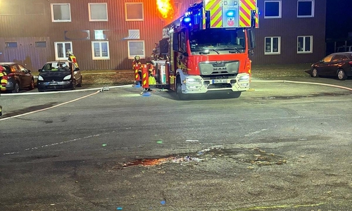 Drehleiter wird in Stellung gebracht (Archiv)