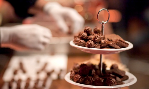 Ein Chocolatier bereitet bei diesem Konzert live auf der Bühne Schokoladen-Spezialitäten zu.