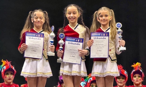 Die drei erfolgreichen Tanzmariechen der Altersklasse der Jugend (v.l.n.r.) Pia Victoria Hartmann, Saba Dehghany und Iga Paszkiewicz von der Karnevalistischen Tanzsport-Gemeinschaft Braunschweig bei den 33. Niedersachsenmeisterschaften in Hannover.