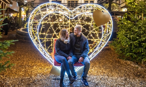 Die XXL-Lichtskulpturen der Peiner Weihnachtsstadt laden zu stimmungsvollen Selfies in festlicher Beleuchtung ein.