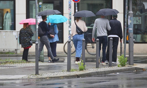 Personen mit Regenschirmen (Archiv)