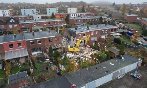 Das Haus wurde bei der Explosion vollständig zerstört. Die Trümmerteile sind weit zerstreut