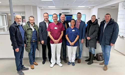 Dr. Ulf Harding, ärztlicher Leiter der Zentralen Notaufnahme (4. v. li.) und Gamze Derbent, pflegerische Leiterin der Zentralen Notaufnahme (4. v. re.), führten die Gäste im Rahmen der Eröffnung durch die neuen Räumlichkeiten. 