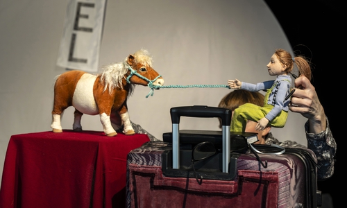 Das Kindertheaterstück „Pony im Koffer“ ist am Sonntag, 7. Dezember, zu sehen.