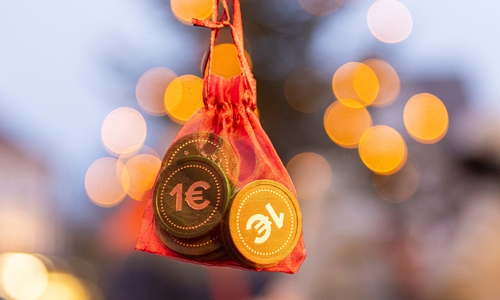 Der Peiner Weihnachtstaler ist für 80 Cent in der Tourist-Information von Peine Marketing erhältlich und mit einem Wert von einem Euro an den Ständen einlösbar.