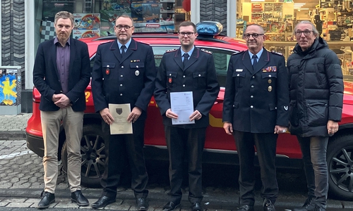 Das neue Führungsduo Daniel Kaufmann (Mitte) und Sönke Zimmermann (2. v. li.) startet am 1. Januar 2026. Goslars Erster Stadtrat Dirk Becker (re.) ernannte die beiden bereits jetzt. Begleitet wurde die Ernennung von Sven Busse (li.), Fachbereichsleiter Bürgerservice der Stadt Goslar, und Stadtbrandmeister Christian Hellmeier (2. v. re.).