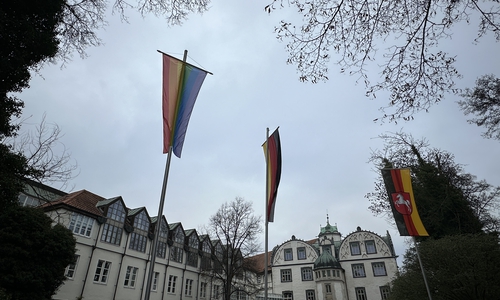 Die Regenbogenflagge wurde spontan gehisst.