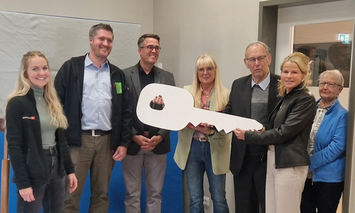 Eine bildhafte Schlüsselübergabe zur offiziellen Einweihung: Gemeinsam mit Oberbürgermeisterin Urte Schwerdtner (2. v. re.) freuen sich Annika Hastung (v. li.), Mathias Wischof und Michael Köllner, Architekturbüro Planschmiede, sowie Simone Härtel, Kita-Leitung St. Josef, und Bernd Düsing, Pfarrgemeinde Liebfrauen, mit seiner Ehefrau über die Fertigstellung des Anbaus der Kita St. Josef in Wiedelah.