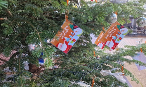 Auf den Karten stehen Wünsche von Kindern, deren Familien Unterstützung von der Peiner Tafel erhalten.