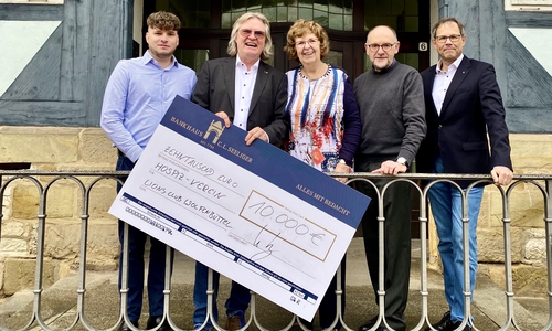 Florian Cacalowski, Geschäftsführer des Hospizvereins, Peter Peters, Präsident des Lions Club Wolfenbüttel, Ulrike Jürgens, Vorstandsmitglied des Hospizvereins, Dirk Janßen, Präsident des Hilfswerkes des Lions Club Wolfenbüttel, und Knut Foraita, kommender Präsident des Clubs (v. li.).