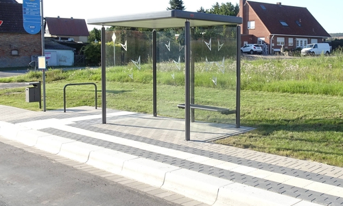 Eine barrierefrei umgebaute Bushaltestelle (Förderung barrierefreie Bushaltestellen) 