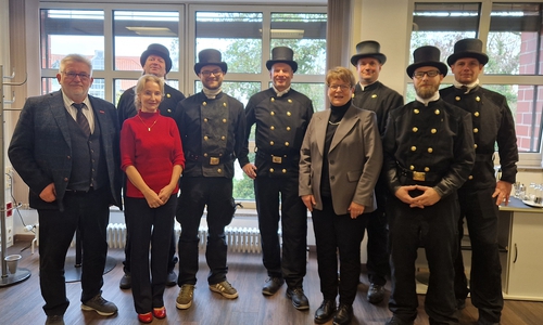 Detlef Bade, Marina Baumann, Dirk Stief, Nils Orzesek, Alexander Burkart, Kreisrätin Ute Spieler, Markus Ohls, Alexander Spahr und Nino Stein (v. li.). 