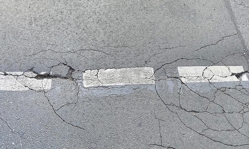 Rissige Fahrbahn (Archiv)