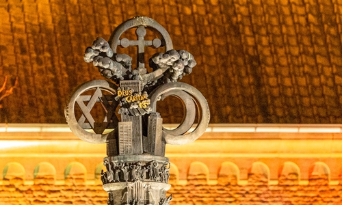 Morgendliche Impression vom noch nicht eröffneten Weihnachtsmarkt.