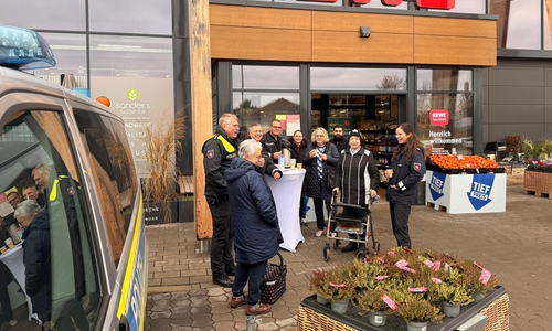  Die Polizei Edemissen hat am Dienstag ein Bürger-Café vor mehreren Supermärkten veranstaltet.