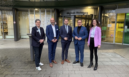 Der Parlamentarischer Staatssekretär im Bundesministerium für Gesundheit, Tino Sorge (2. von rechts), besuchte das Klinikum Wolfsburg. 