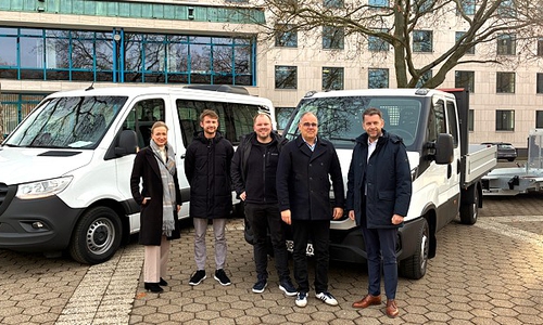  Übergabe der Fahrzeuge für die Ukraine mit (von rechts) Oberbürgermeister Dennis Weilmann, Marco Meiners, Christian Rackow, Frederik Höpfner und Christin Schnaithmann. 