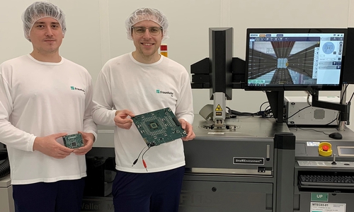 Professor Thomas Kämpfe und Doktorand Alptekin Vardar bei der Messung der ersten Testchips im Reinraum auf einem Waferprober des Fraunhofer IPMS in Dresden, mit dem die TU Braunschweig sehr eng kooperiert. Im Rahmen des Projekts NeAIxt wird nun ein vergleichbares System ebenfalls in Braunschweig in der Gruppe von Professor Kämpfe aufgebaut.