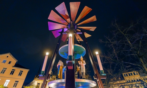 Die Weihnachtspyramide darf für eine festliche Atmosphäre auf dem Historischen Marktplatz nicht fehlen.