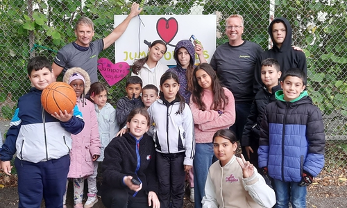 Bürgermeister Stefan Klein (l.) und Jumpers-Chef Benjamin Speitelsbach (2. r. hinten) mit Kids-Team.jpg
