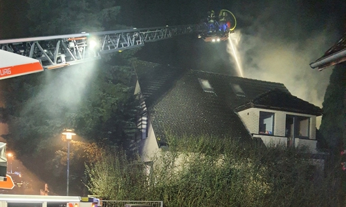 Das Feuer wurde auch mit der Drehleiter bekämpft.