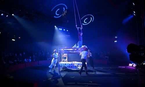 Von Akrobatik in der Luft und am Boden bis hin zur Jonglage: Nachwuchs-Artistinnen und Artisten präsentieren in der Braunschweiger Wintermanege vom 19. bis zum 22. Dezember eine eindrucksvolle Show. 