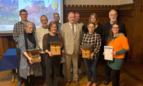 Gruppenfoto mit den Gewinnerinnen und Gewinnern des Gartenwettbewerbes 2025.