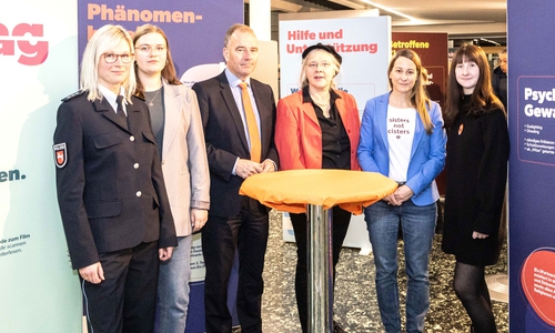 Gruppenbild bei der Ausstellungseröffnung (v. l.: Sabrina Schmidt (Polizeiinspektion SZ/PE/WF); Friederike Schröder (Beratungsstelle gegen sexuelle Gewalt & BISS); Zweiter Bürgermeister Christian Striese; Simone Semmler (Gleichstellungsbeauftragte der Stadt Salzgitter); Imke Krysta (Leiterin der Polizeiinspektion SZ/PE/WF); Lena Brinkmann (Leiterin Frauenhaus Salzgitter).