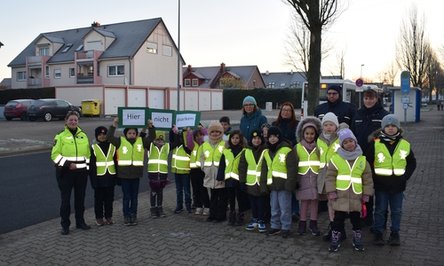 Gemeinsam gegen Elterntaxis: Kinder der Klasse 2c der Grundschule Dürerring sowie der Schulleitung zusammen mit Mitarbeitern des Ordnungsamtes und der Verkehrssicherheitsberaterin der Polizeiinspektion Salzgitter / Peine / Wolfenbüttel Kathrin Lacey.