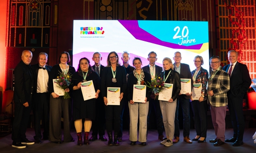 Die Träger der United Kids Foundations-Verdienstmedaille mit den Laudatoren (v. l.): Robert Lübenoff, Thomas Fast, Julia Moldenhauer, Elisabeth Schöneberg, Holger Ploog, Stefanie Tillmann, Jens Wirsching, Antje Kilian, Albert Meltzow, Sabine Perricone, Ingo Meyer-Bendig, Nina Weigel-Grabenhorst, Adalbert Wandt und Jürgen Brinkmann.